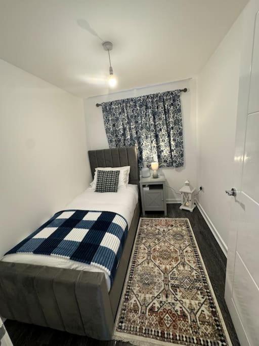 Holiday home New Large Townhouse 3 Bedrooms 4 Beds And Parking Manchester