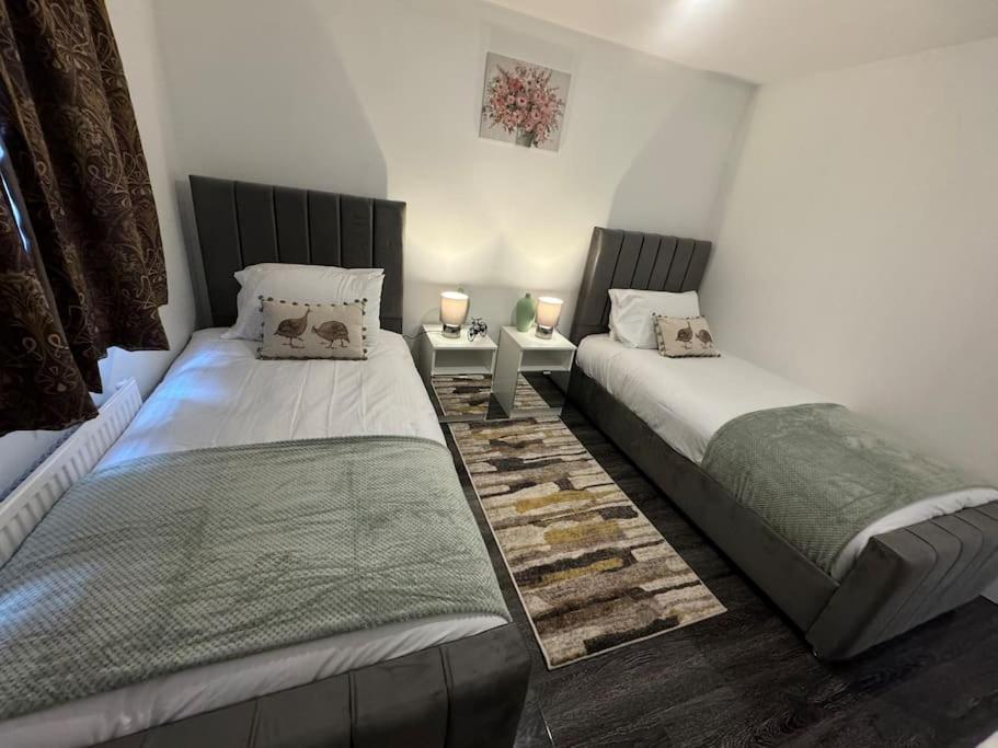 New Large Townhouse 3 Bedrooms 4 Beds And Parking Manchester