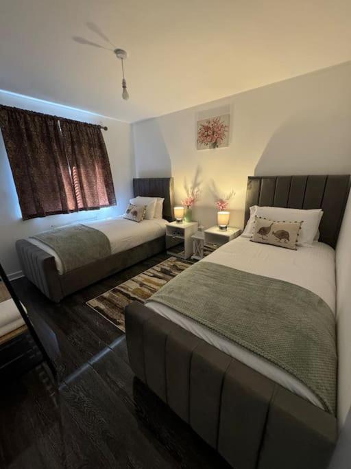 New Large Townhouse 3 Bedrooms 4 Beds And Parking * Manchester