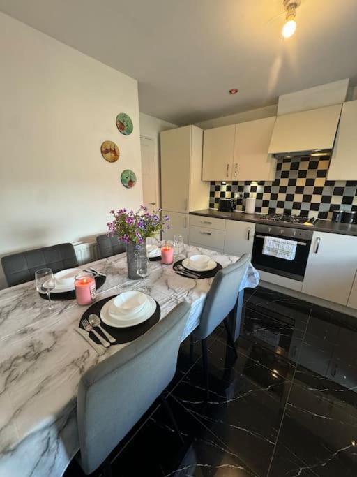 New Large Townhouse 3 Bedrooms 4 Beds And Parking Holiday home