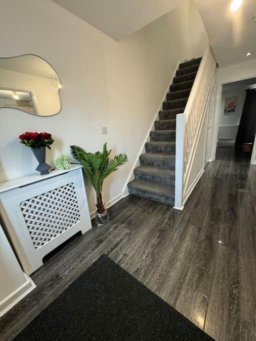 Holiday home New Large Townhouse 3 Bedrooms 4 Beds And Parking