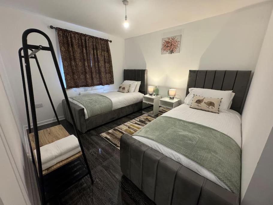 Holiday home New Large Townhouse 3 Bedrooms 4 Beds And Parking *