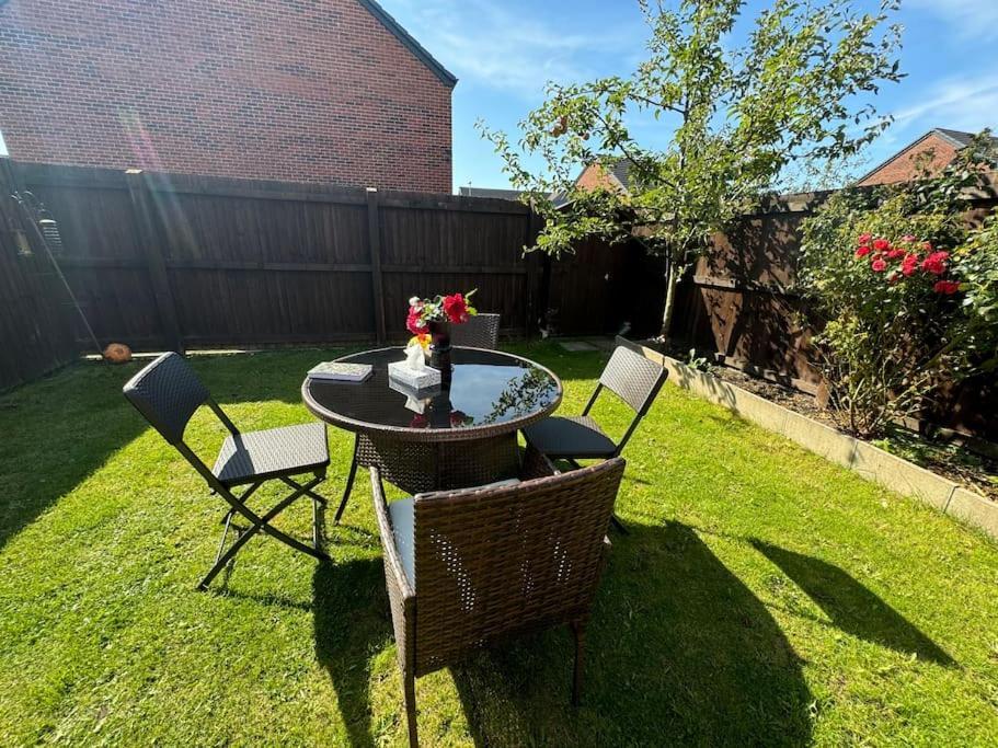 New Large Townhouse 3 Bedrooms 4 Beds And Parking Holiday home Manchester
