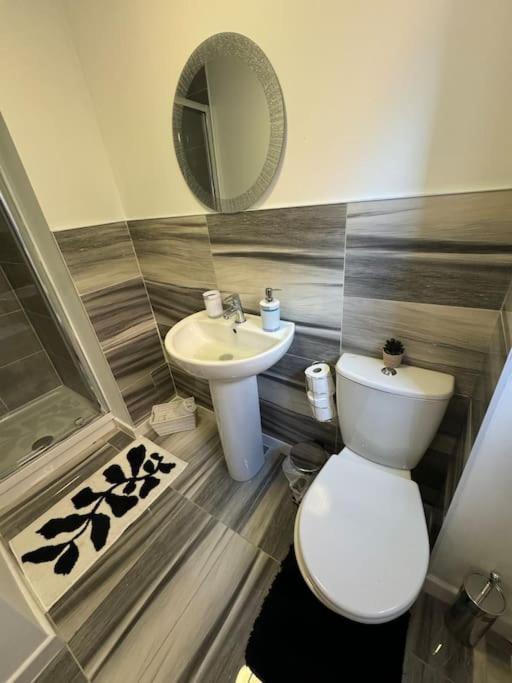 New Large Townhouse 3 Bedrooms 4 Beds And Parking Manchester