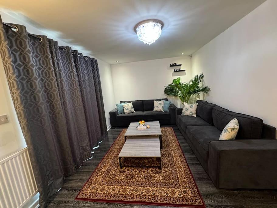 New Large Townhouse 3 Bedrooms 4 Beds And Parking * Manchester