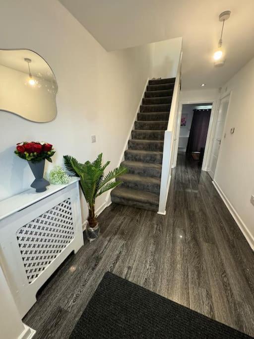 Holiday home New Large Townhouse 3 Bedrooms 4 Beds And Parking *