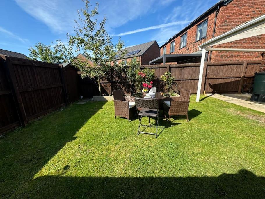 Vakantiehuis New Large Townhouse 3 Bedrooms 4 Beds And Parking Manchester