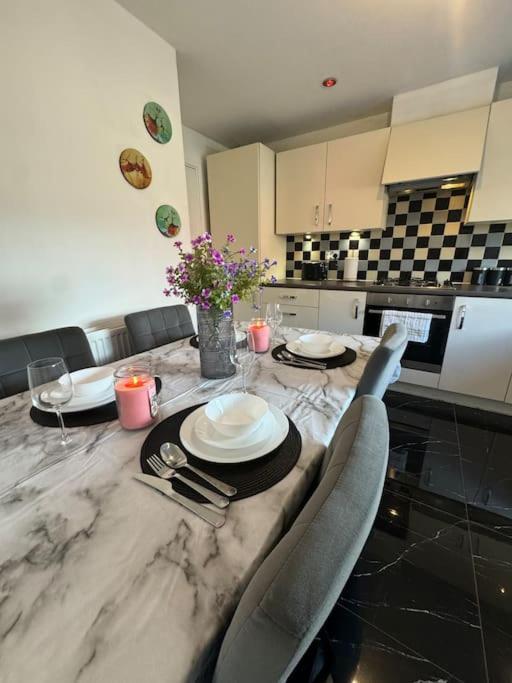 New Large Townhouse 3 Bedrooms 4 Beds And Parking *