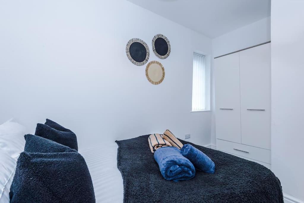 Stylish Home, Games Room, Sleeps 6, Large Driveway, Perfect For Groups Apartment