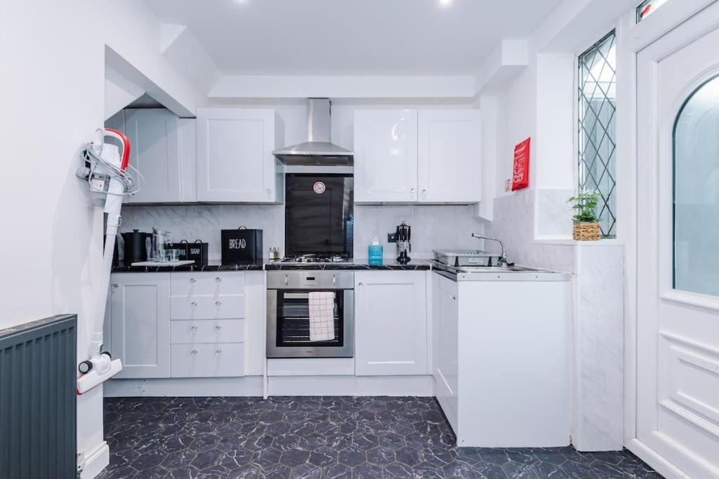 Stylish Home, Games Room, Sleeps 6, Large Driveway, Perfect For Groups * Manchester