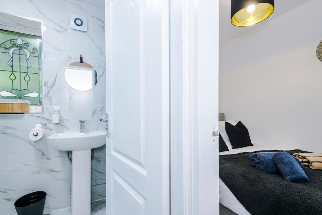 Apartment Stylish Home, Games Room, Sleeps 6, Large Driveway, Perfect For Groups Manchester