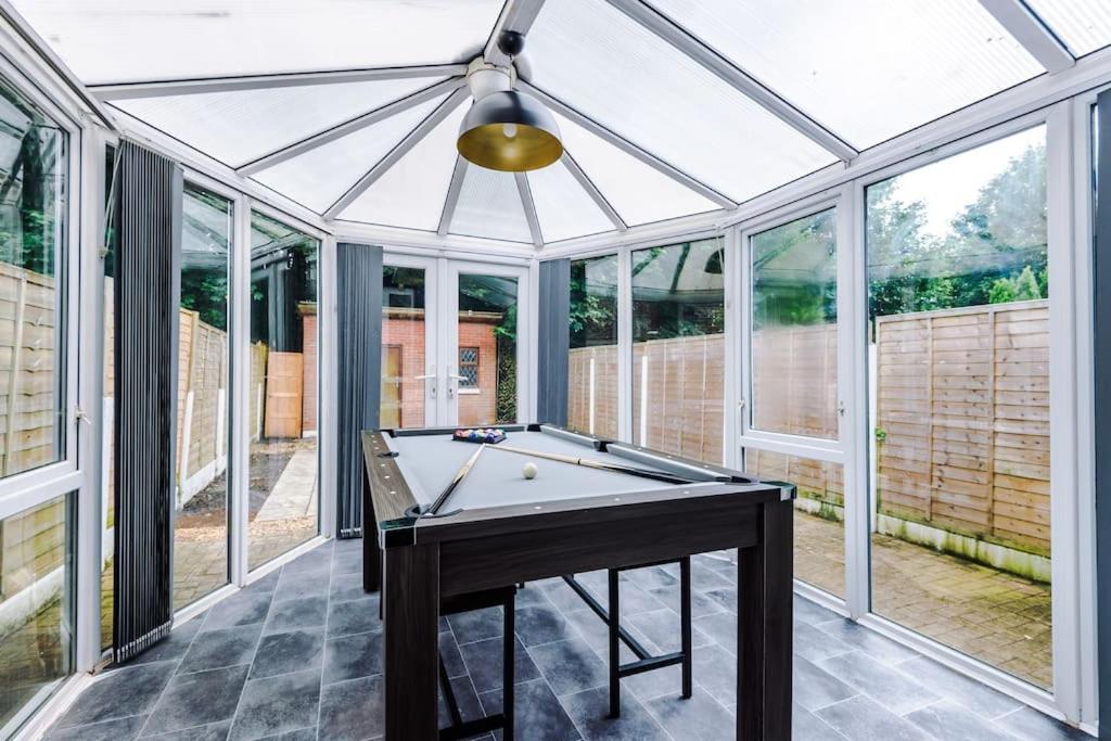 Stylish Home, Games Room, Sleeps 6, Large Driveway, Perfect For Groups Apartment *