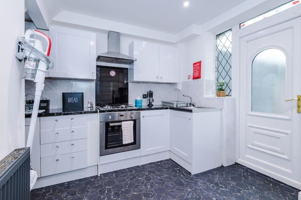 Stylish Home, Games Room, Sleeps 6, Large Driveway, Perfect For Groups * Manchester