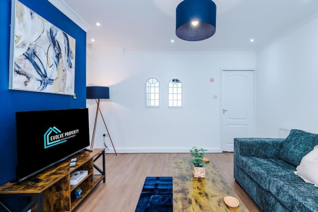 Apartment Stylish Home, Games Room, Sleeps 6, Large Driveway, Perfect For Groups Manchester