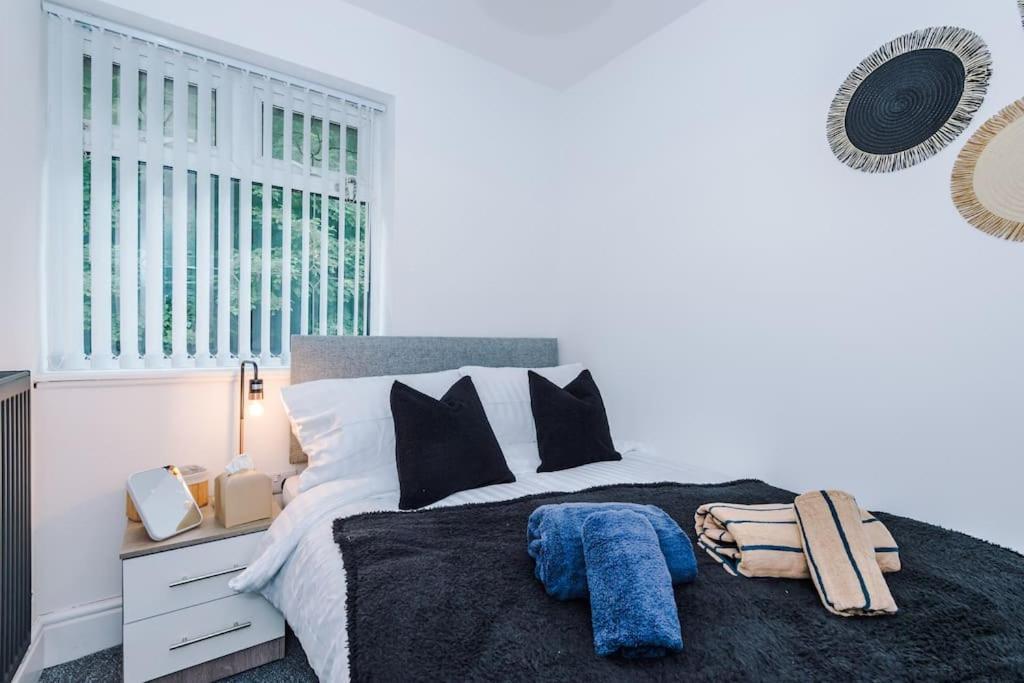Apartment Stylish Home, Games Room, Sleeps 6, Large Driveway, Perfect For Groups Manchester