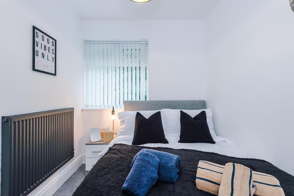 Apartment Stylish Home, Games Room, Sleeps 6, Large Driveway, Perfect For Groups