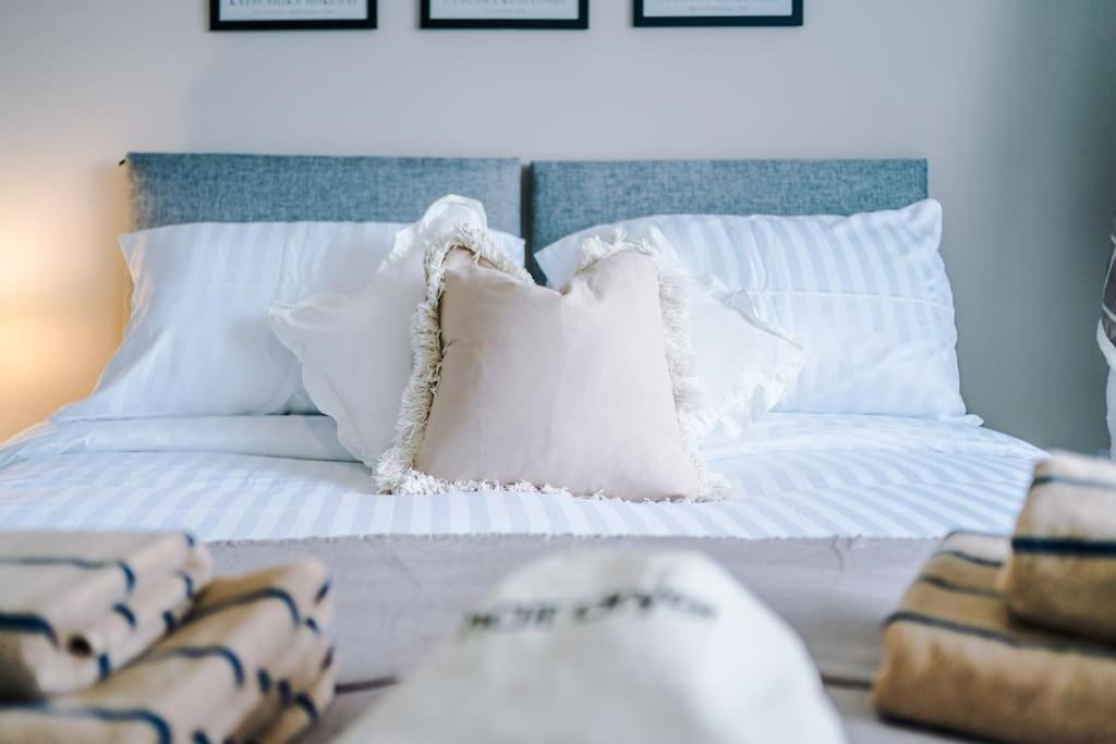 Apartment Stylish Home, Games Room, Sleeps 6, Large Driveway, Perfect For Groups Manchester