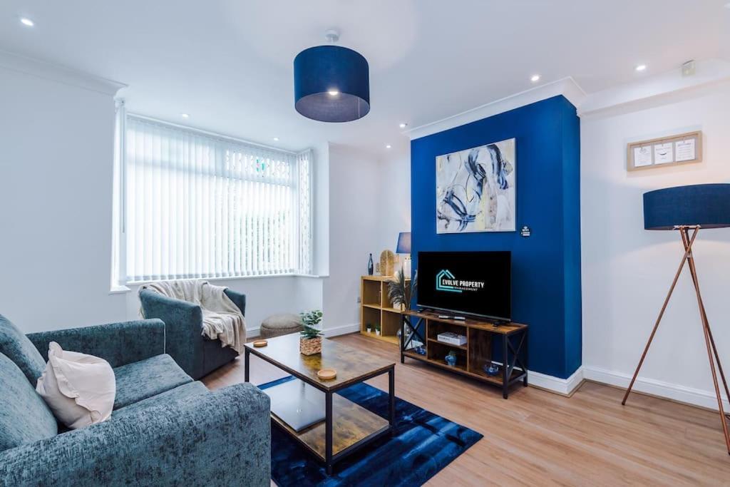 Stylish Home, Games Room, Sleeps 6, Large Driveway, Perfect For Groups *