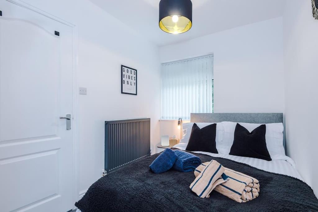 Stylish Home, Games Room, Sleeps 6, Large Driveway, Perfect For Groups Apartment