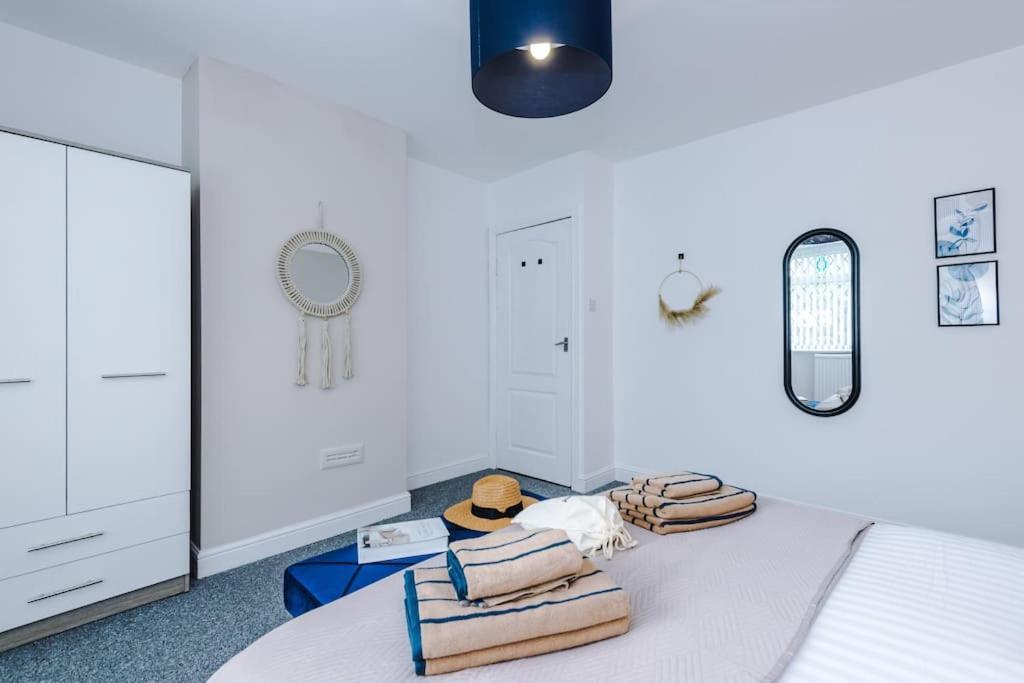 Apartment Stylish Home, Games Room, Sleeps 6, Large Driveway, Perfect For Groups *