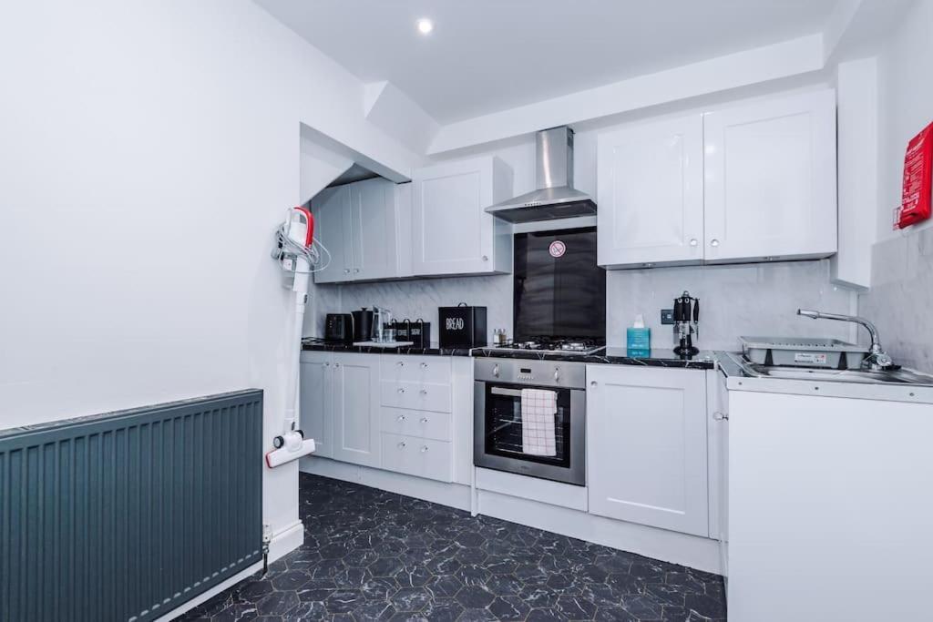 Apartment Stylish Home, Games Room, Sleeps 6, Large Driveway, Perfect For Groups Manchester