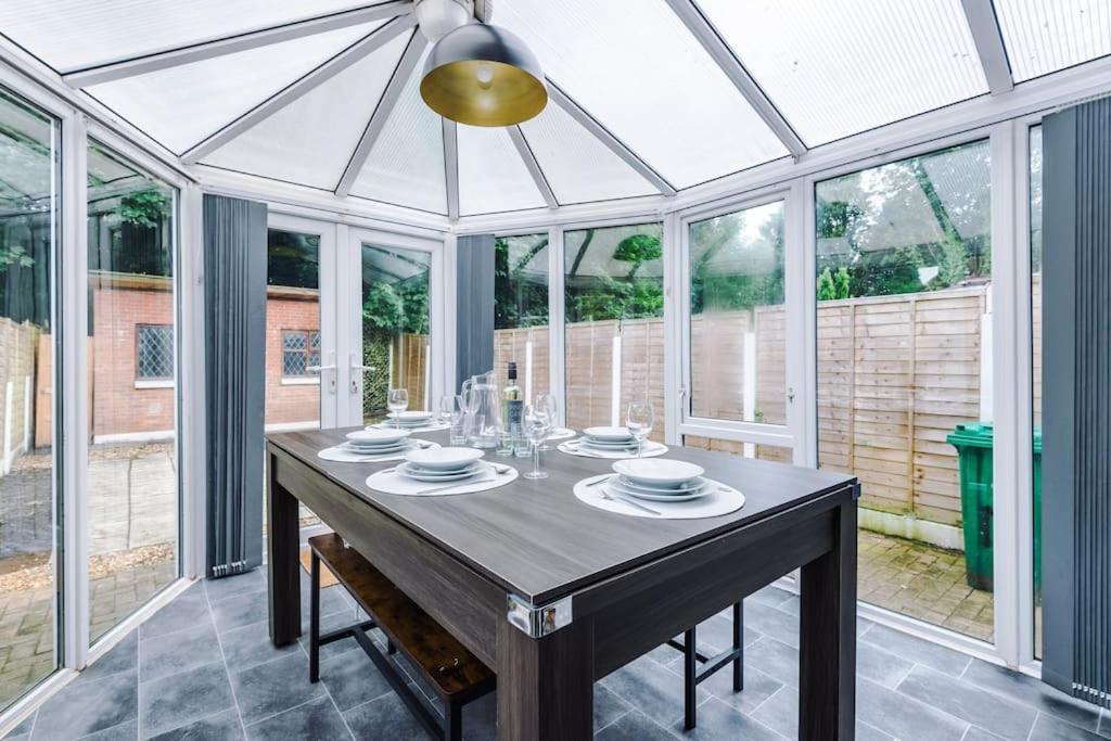 Stylish Home, Games Room, Sleeps 6, Large Driveway, Perfect For Groups *
