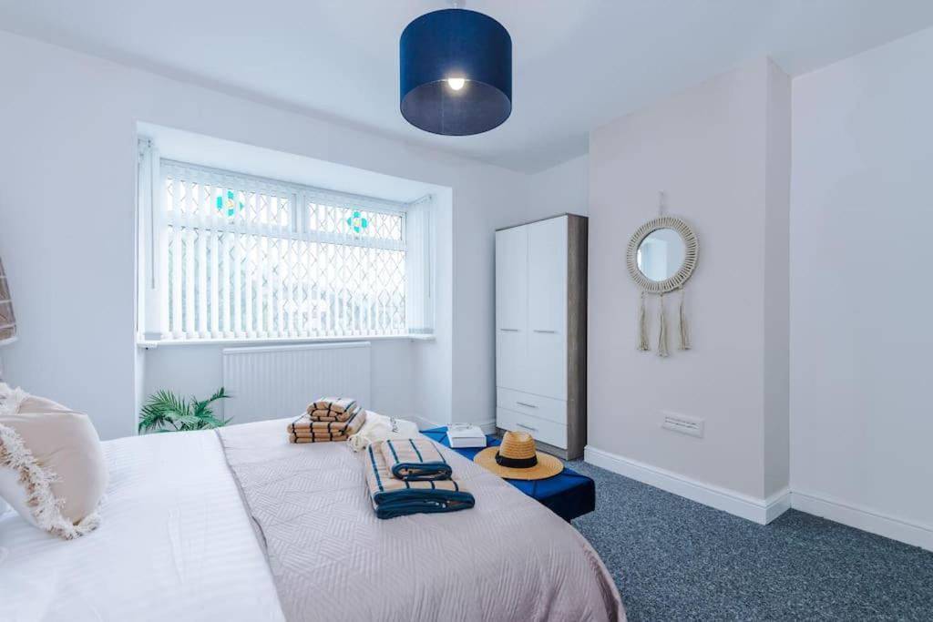 Stylish Home, Games Room, Sleeps 6, Large Driveway, Perfect For Groups *