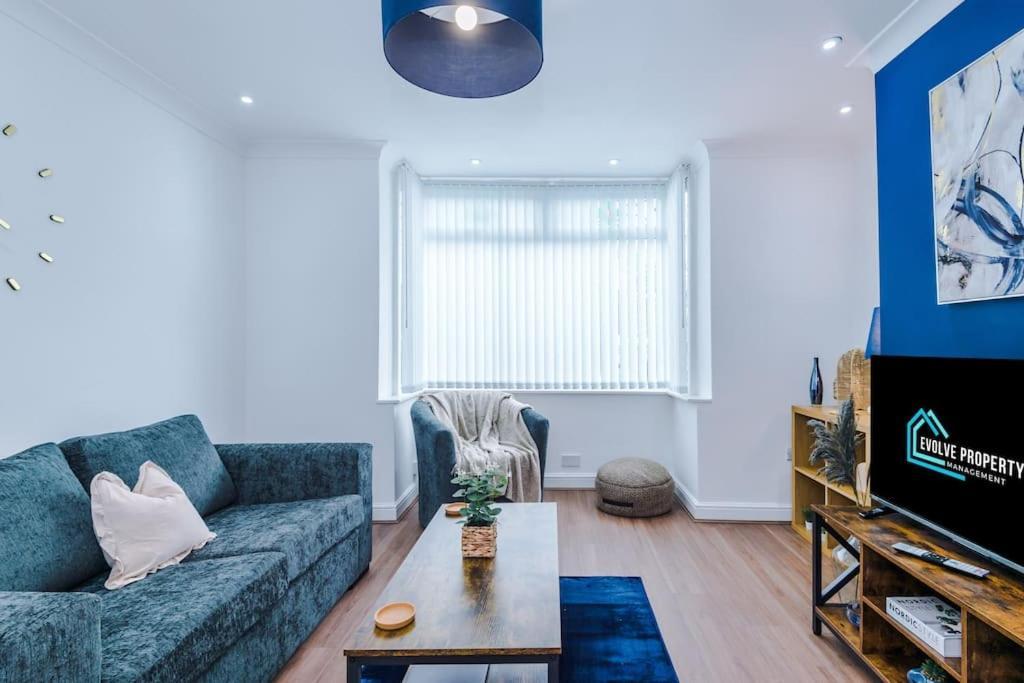 Stylish Home, Games Room, Sleeps 6, Large Driveway, Perfect For Groups Apartment