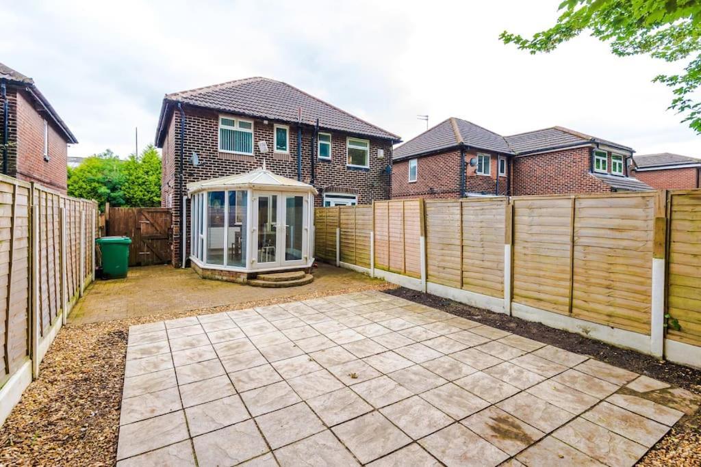 Apartment Stylish Home, Games Room, Sleeps 6, Large Driveway, Perfect For Groups *