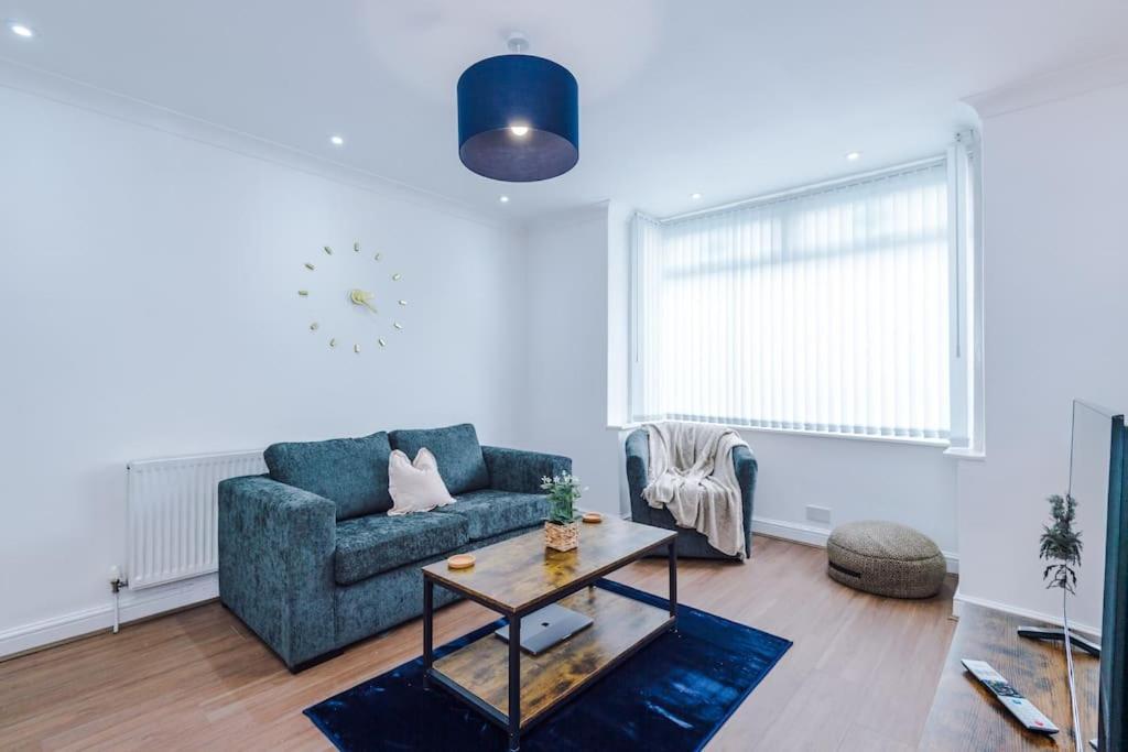 Apartment Stylish Home, Games Room, Sleeps 6, Large Driveway, Perfect For Groups Manchester