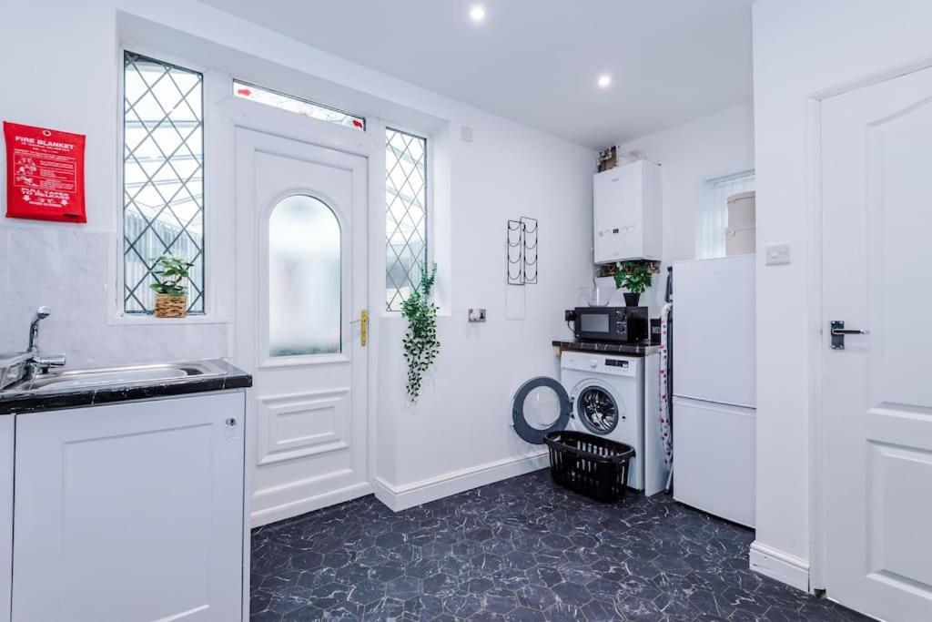 Apartment Stylish Home, Games Room, Sleeps 6, Large Driveway, Perfect For Groups *