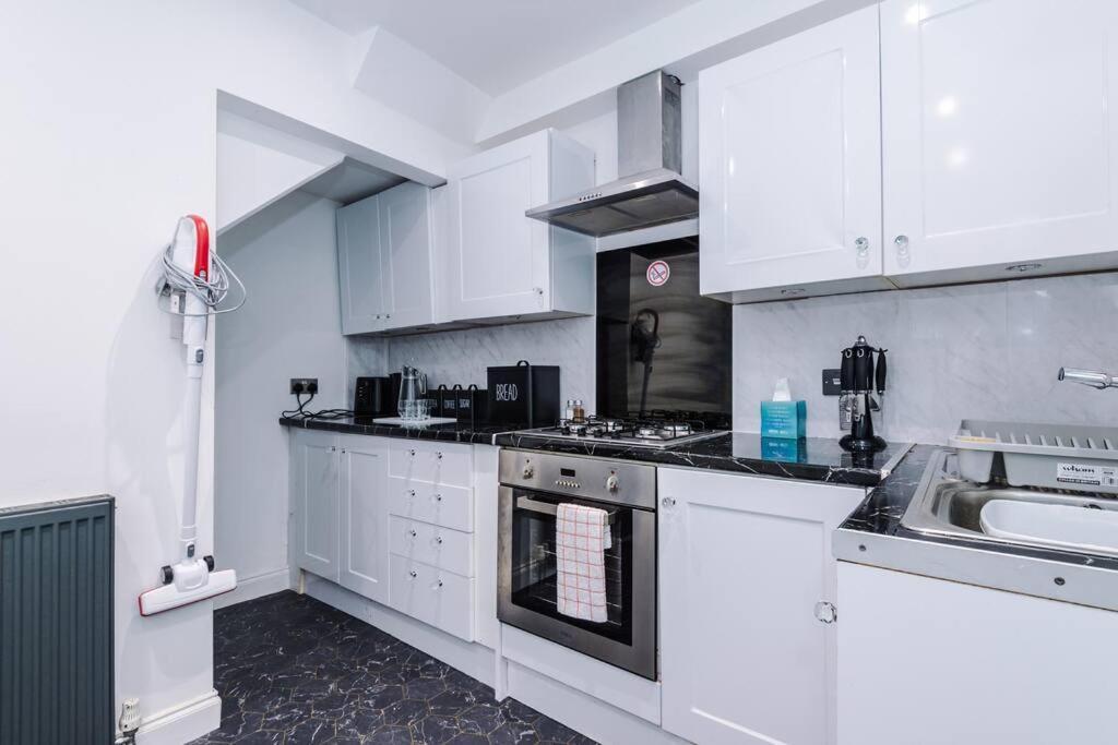 Stylish Home, Games Room, Sleeps 6, Large Driveway, Perfect For Groups Manchester