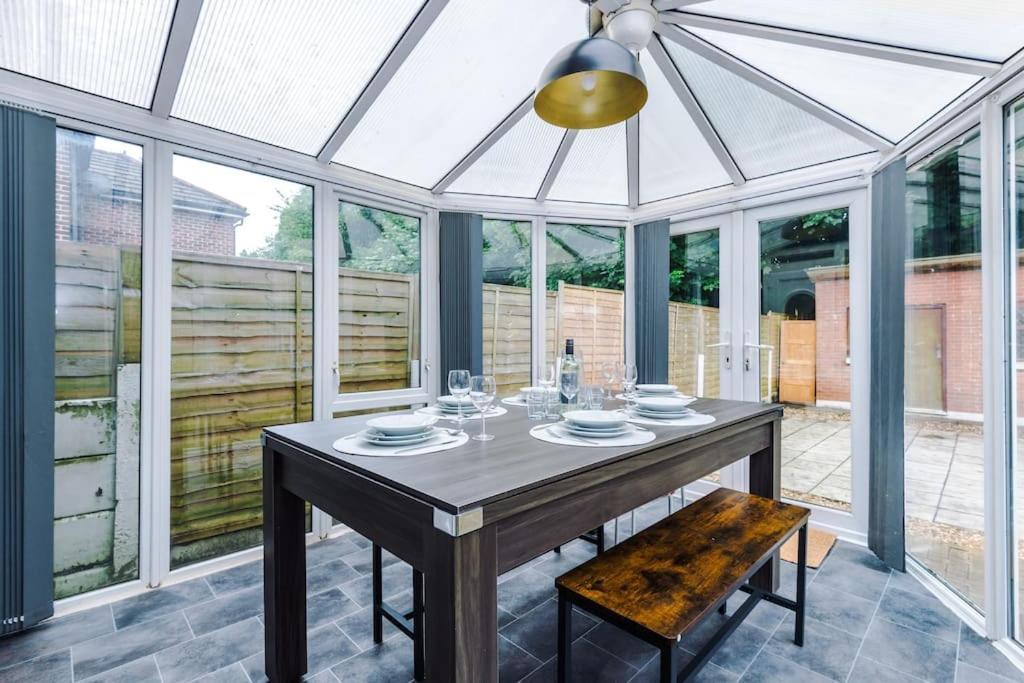 Stylish Home, Games Room, Sleeps 6, Large Driveway, Perfect For Groups * Manchester