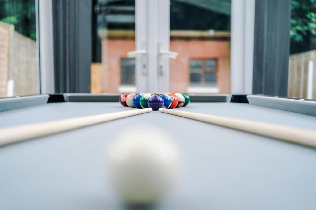 Stylish Home, Games Room, Sleeps 6, Large Driveway, Perfect For Groups Apartment Manchester