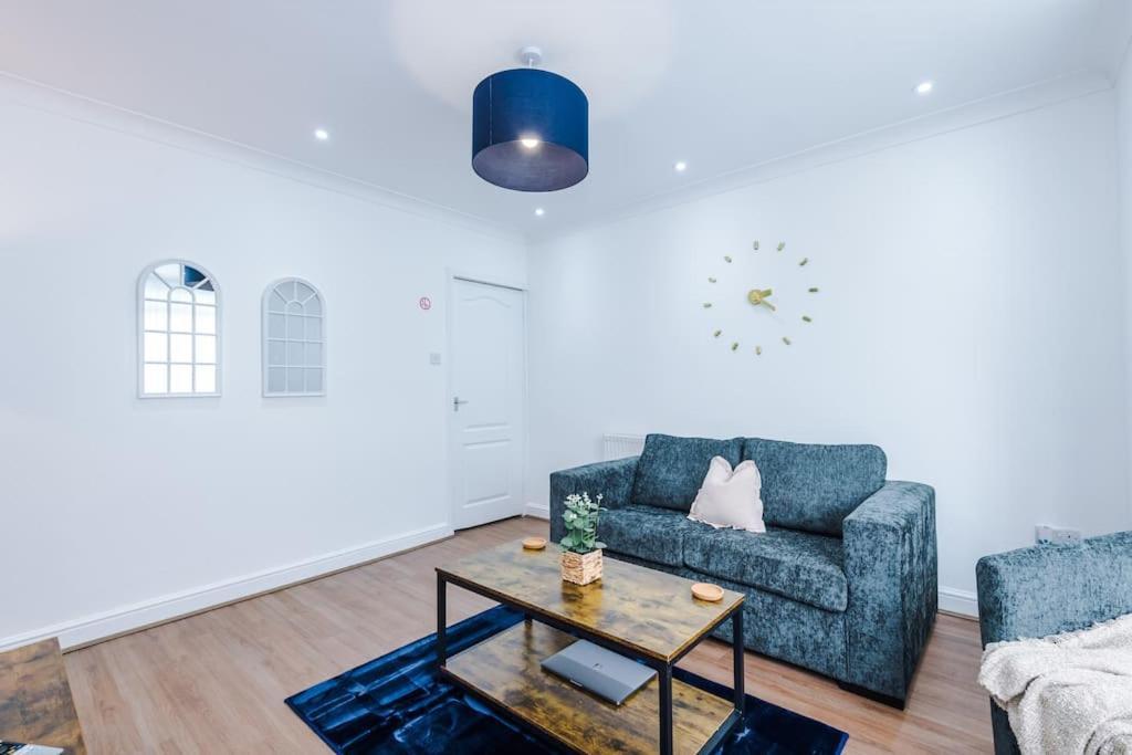 Apartment Stylish Home, Games Room, Sleeps 6, Large Driveway, Perfect For Groups Manchester