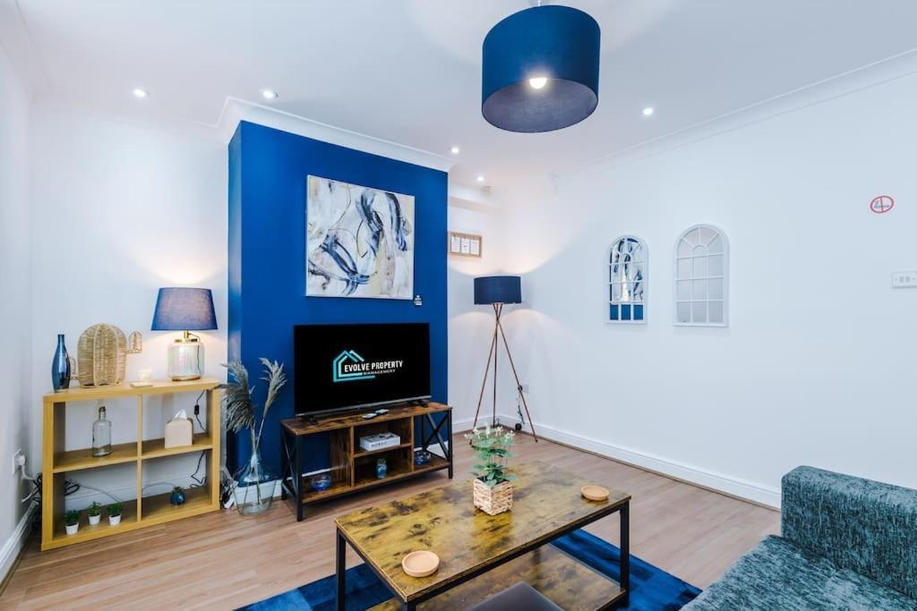 Stylish Home, Games Room, Sleeps 6, Large Driveway, Perfect For Groups Apartment *