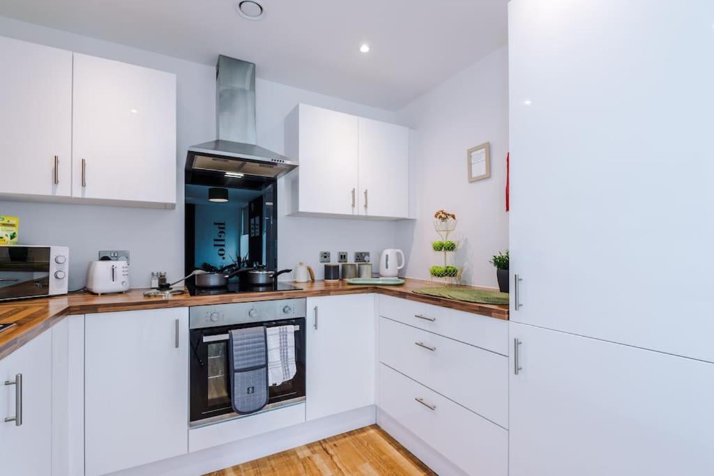 Media 2bed Apartment, Amazing Views, Smart Tv, Perfect For Contractors, Professionals, Families And Leisure