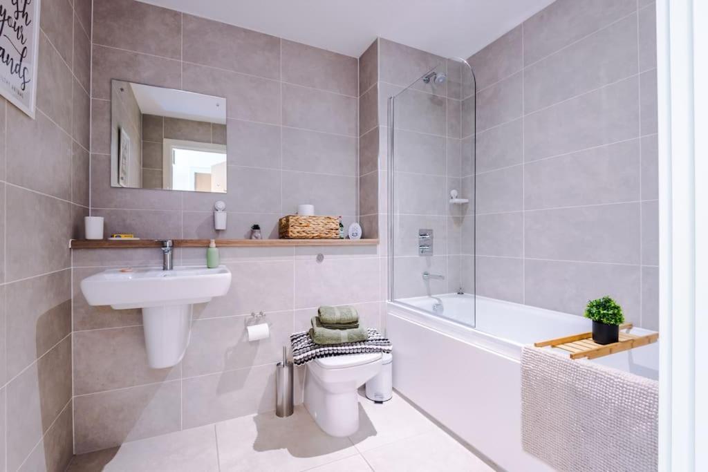 Apartment Media 2bed Apartment, Amazing Views, Smart Tv, Perfect For Contractors, Professionals, Families And Leisure Manchester