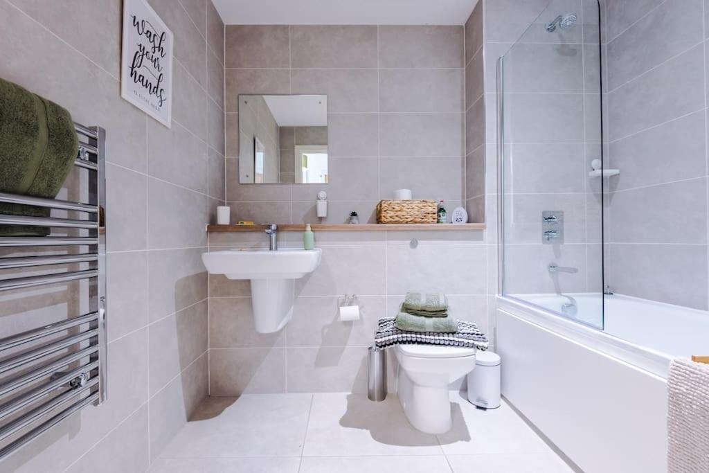 Apartment Media 2bed Apartment, Amazing Views, Smart Tv, Perfect For Contractors, Professionals, Families And Leisure Manchester