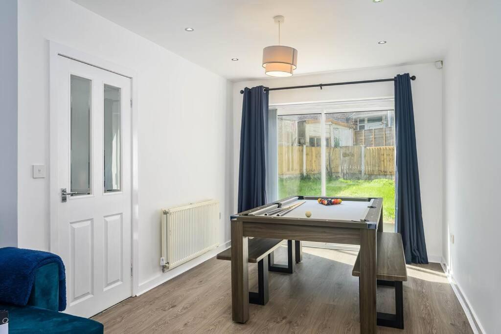 Spacious 4bed Home, Sleeps 10, Pool Table, Parking, Perfect For Groups Apartment *