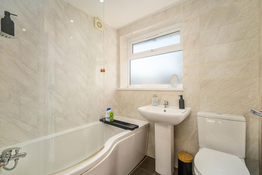 Apartment Spacious 4bed Home, Sleeps 10, Pool Table, Parking, Perfect For Groups Manchester