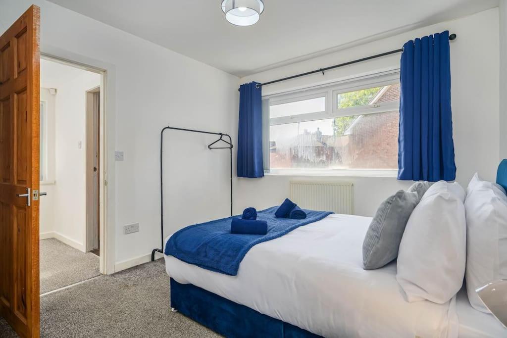 Spacious 4bed Home, Sleeps 10, Pool Table, Parking, Perfect For Groups * Manchester