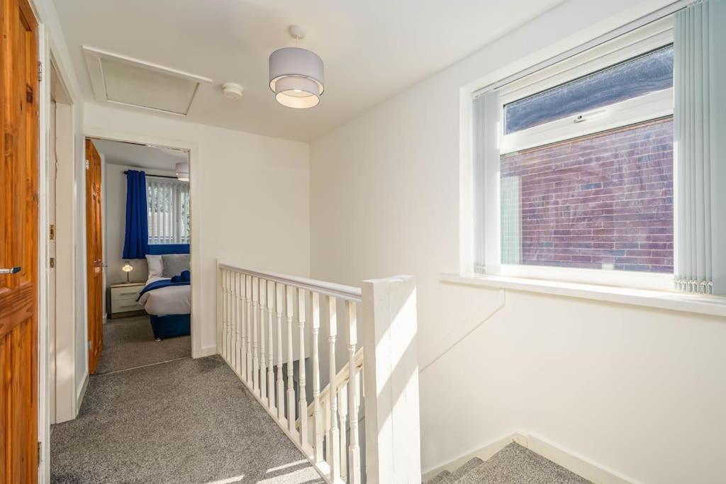 Spacious 4bed Home, Sleeps 10, Pool Table, Parking, Perfect For Groups *