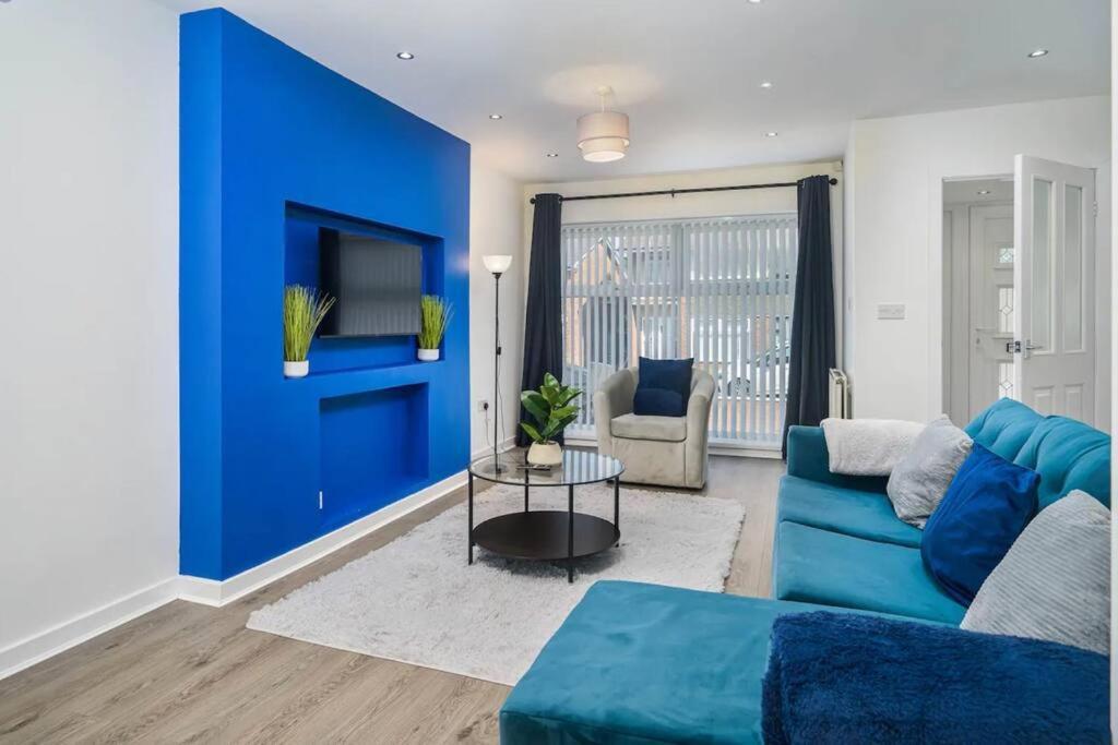 Spacious 4bed Home, Sleeps 10, Pool Table, Parking, Perfect For Groups Apartment