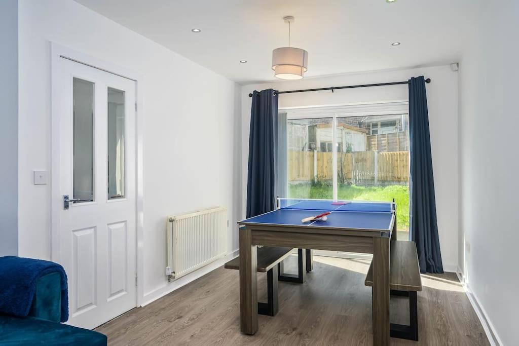 Apartment Spacious 4bed Home, Sleeps 10, Pool Table, Parking, Perfect For Groups