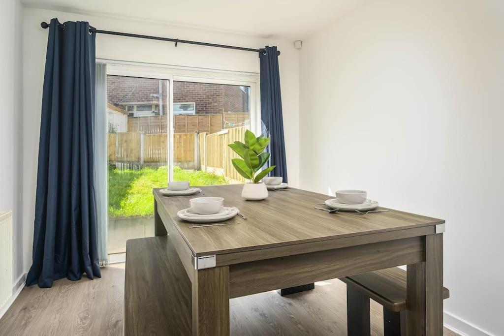 Spacious 4bed Home, Sleeps 10, Pool Table, Parking, Perfect For Groups
