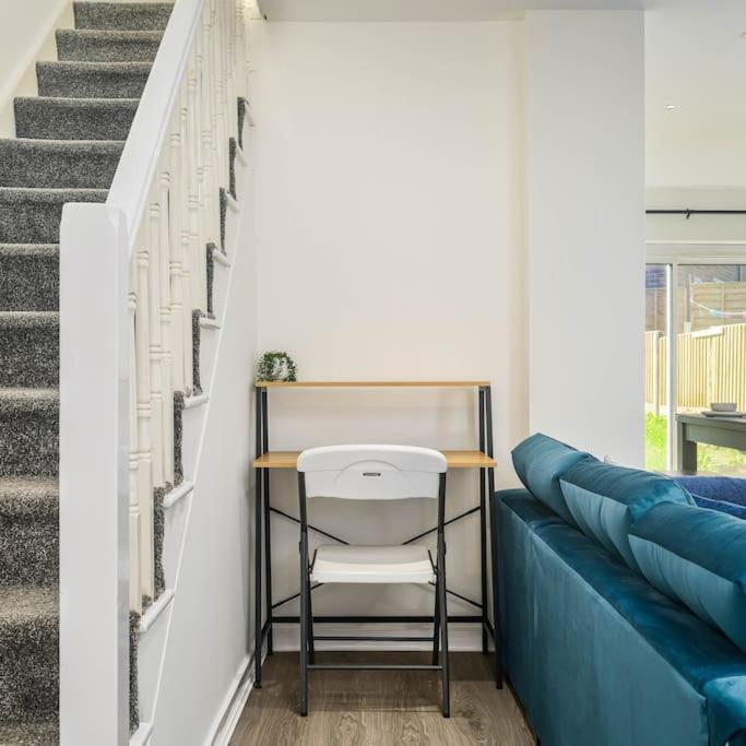 Spacious 4bed Home, Sleeps 10, Pool Table, Parking, Perfect For Groups Apartment