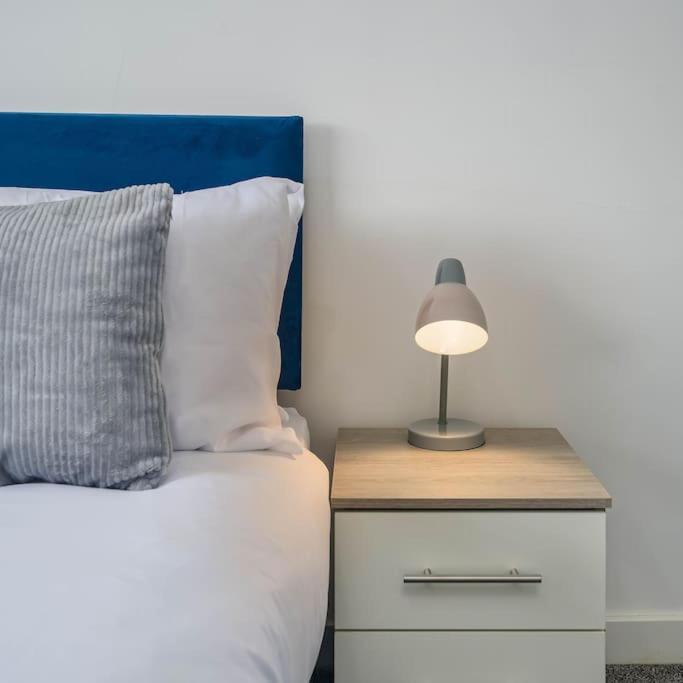 Apartment Spacious 4bed Home, Sleeps 10, Pool Table, Parking, Perfect For Groups