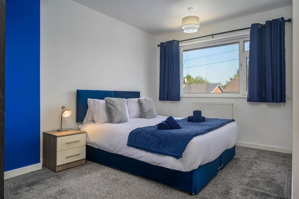 Apartment Spacious 4bed Home, Sleeps 10, Pool Table, Parking, Perfect For Groups *