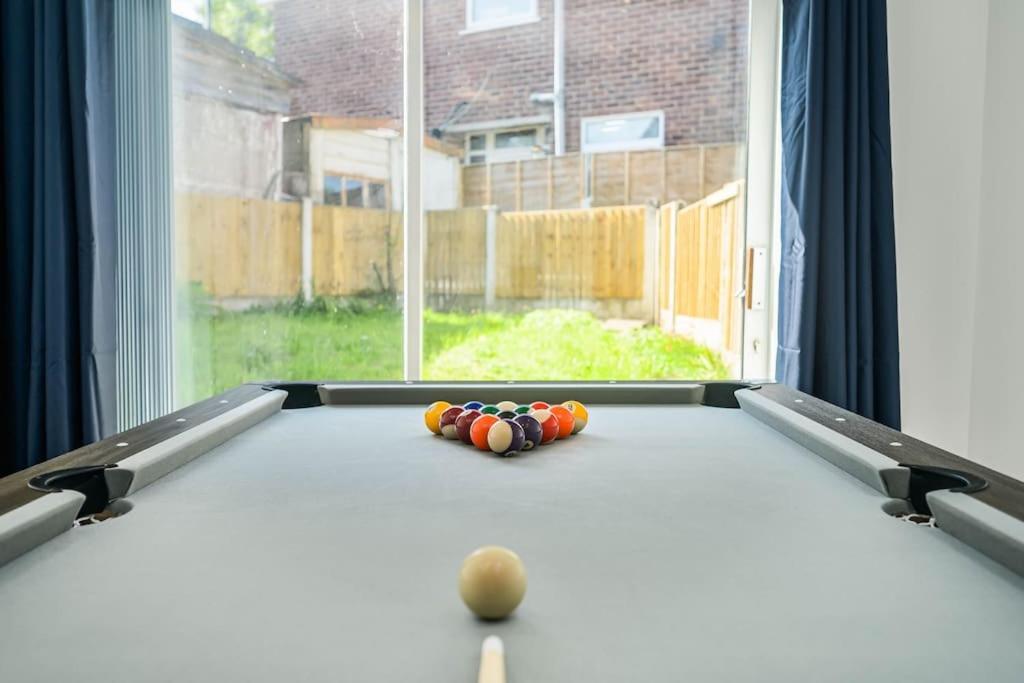 Spacious 4bed Home, Sleeps 10, Pool Table, Parking, Perfect For Groups Manchester